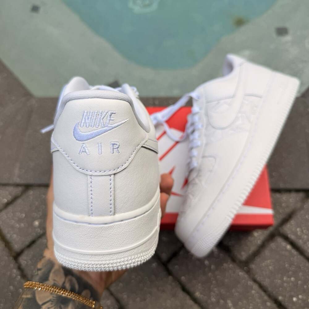 SIZE 13 - NIKE AIR FORCE 1 STARS TRIPLE WHITE LOW WHITE/WHITE IM5750100 - Picture 3 of 6
